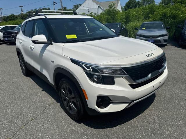Photo of 2023 Snow White Pearl Kia Seltos