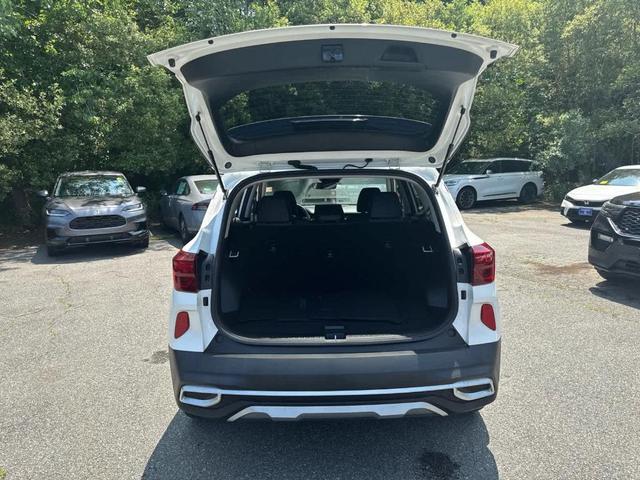 Photo of 2023 Snow White Pearl Kia Seltos