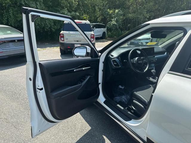 Photo of 2023 Snow White Pearl Kia Seltos