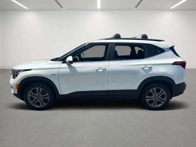 Photo of 2023 Snow White Pearl Kia Seltos