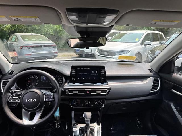 Photo of 2023 Snow White Pearl Kia Seltos