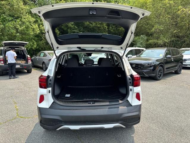 Photo of 2023 Snow White Pearl Kia Seltos