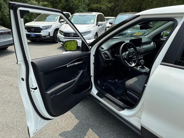 Photo of 2023 Snow White Pearl Kia Seltos
