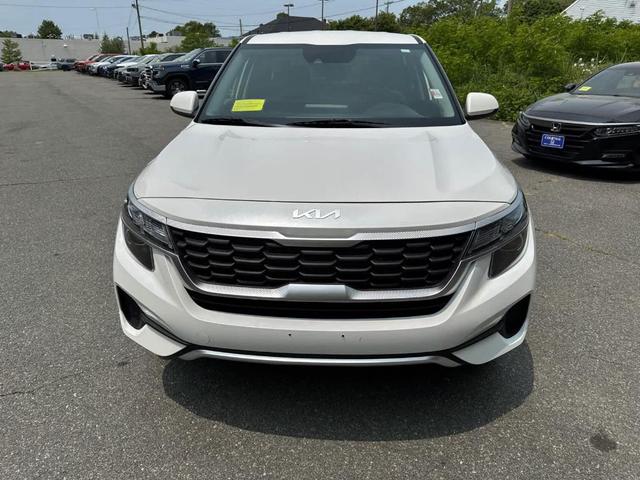 Photo of 2023 Snow White Pearl Kia Seltos