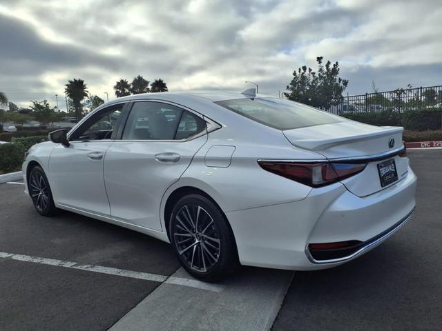 Photo of 2025 Eminent White Pearl 085 Lexus ES 300h