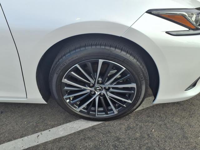 Photo of 2025 Eminent White Pearl 085 Lexus ES 300h
