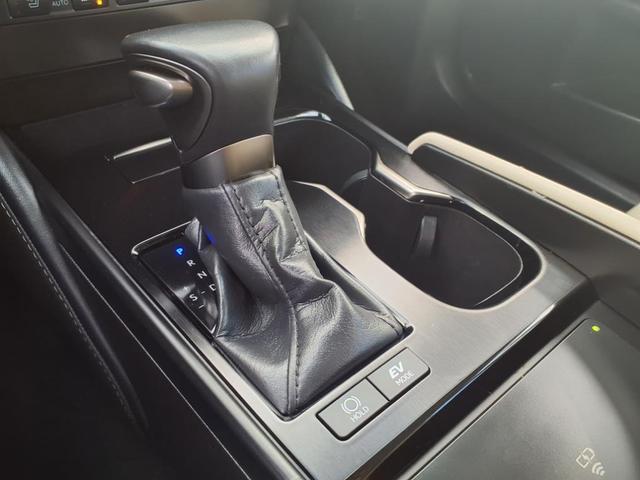 Photo of 2025 Eminent White Pearl 085 Lexus ES 300h