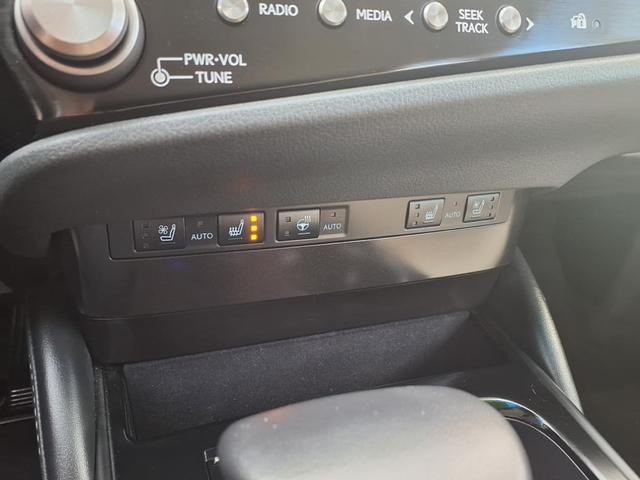 Photo of 2025 Eminent White Pearl 085 Lexus ES 300h