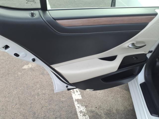 Photo of 2025 Eminent White Pearl 085 Lexus ES 300h