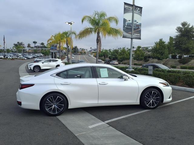 Photo of 2025 Eminent White Pearl 085 Lexus ES 300h