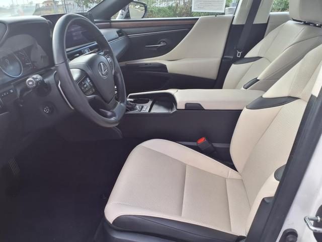 Photo of 2025 Eminent White Pearl 085 Lexus ES 300h
