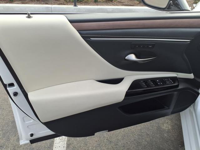 Photo of 2025 Eminent White Pearl 085 Lexus ES 300h