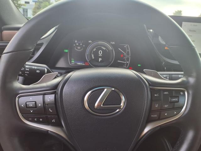 Photo of 2025 Eminent White Pearl 085 Lexus ES 300h