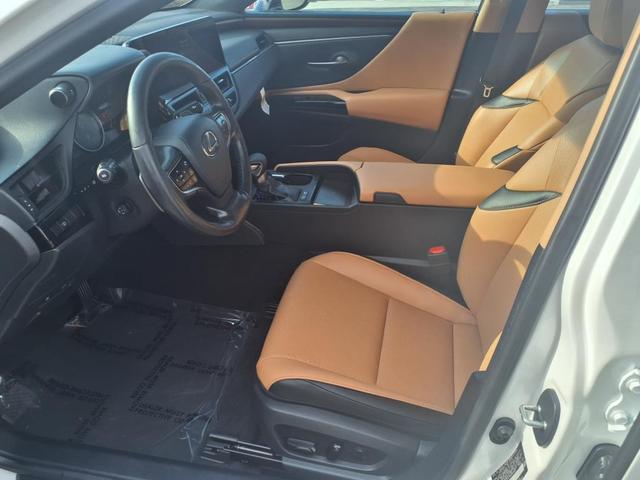 Photo of 2025 Eminent White Pearl 085 Lexus ES 300h