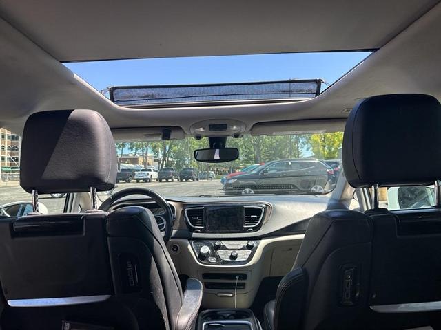 Photo of 2018 Bright White Clearcoat Chrysler Pacifica