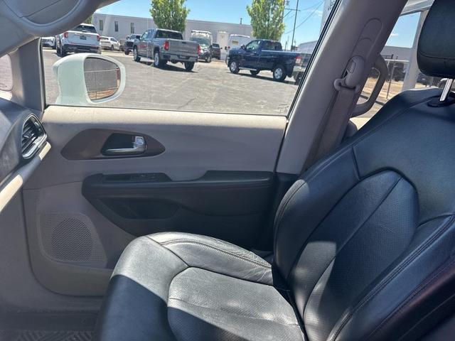 Photo of 2018 Bright White Clearcoat Chrysler Pacifica