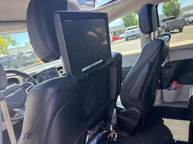 Photo of 2018 Bright White Clearcoat Chrysler Pacifica