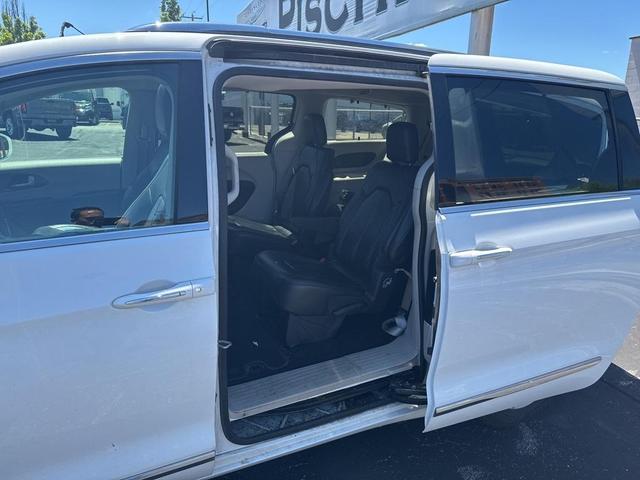 Photo of 2018 Bright White Clearcoat Chrysler Pacifica