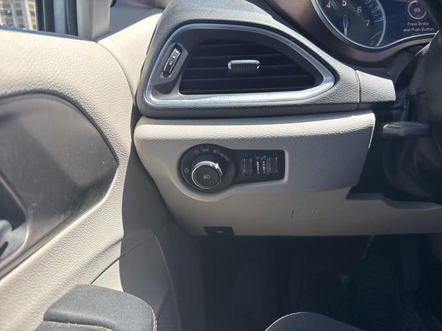 Photo of 2018 Bright White Clearcoat Chrysler Pacifica
