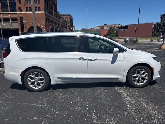 Photo of 2018 Bright White Clearcoat Chrysler Pacifica