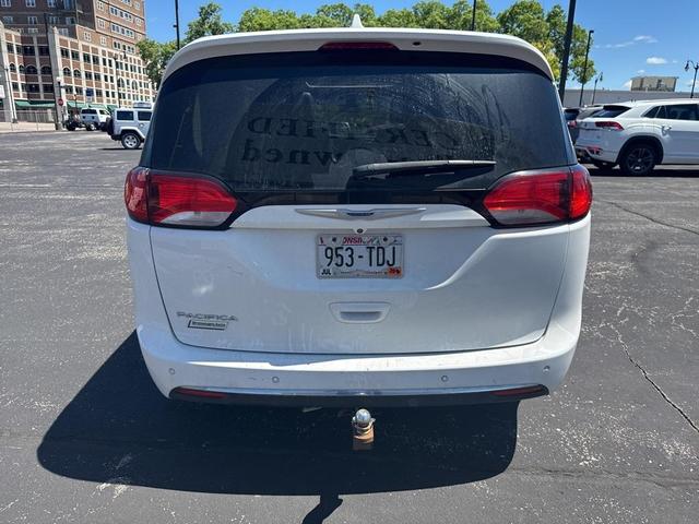 Photo of 2018 Bright White Clearcoat Chrysler Pacifica