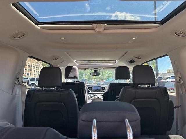 Photo of 2018 Bright White Clearcoat Chrysler Pacifica