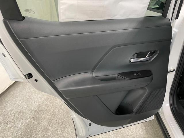 Photo of 2025 Aspen White Tri Nissan Kicks