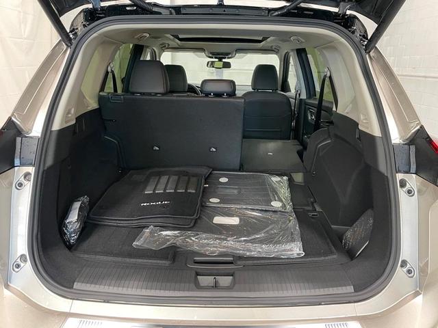 Photo of 2025 2t Chpn Blk Roo Nissan Rogue
