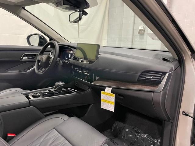 Photo of 2025 2t Chpn Blk Roo Nissan Rogue
