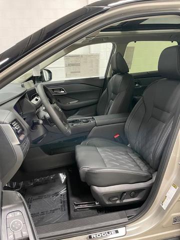 Photo of 2025 2t Chpn Blk Roo Nissan Rogue