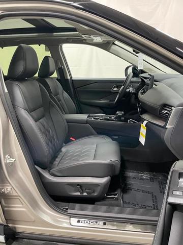 Photo of 2025 2t Chpn Blk Roo Nissan Rogue