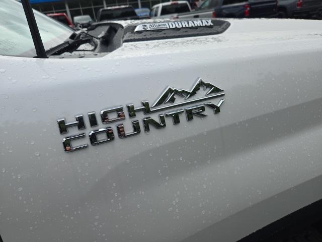 Photo of 2021 Iridescent Pearl Tricoat Chevrolet Silverado 3500