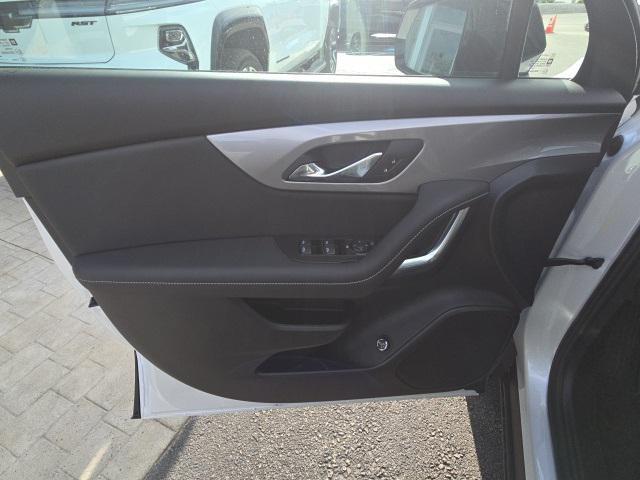 Photo of 2025 Iridescent Pearl Tricoat Chevrolet Blazer