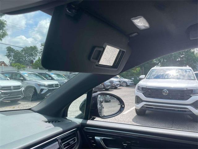 Photo of 2022 Jet Black Metallic Porsche Macan
