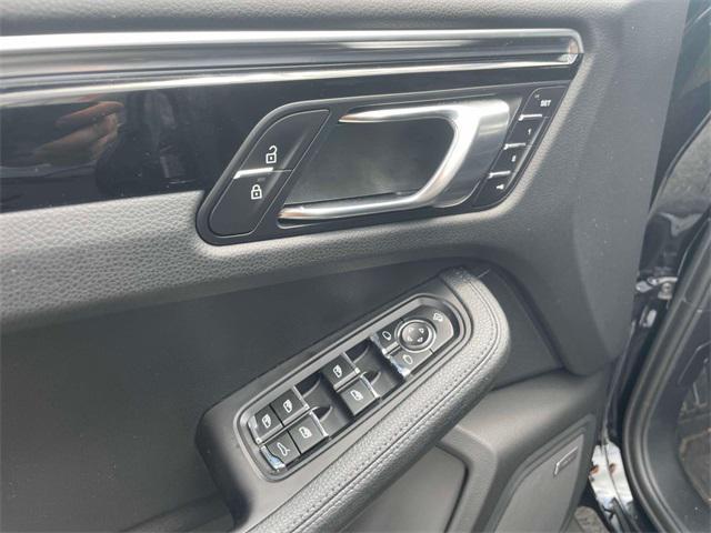 Photo of 2022 Jet Black Metallic Porsche Macan