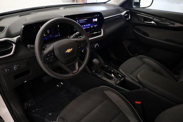Photo of 2024 Summit White Chevrolet Trailblazer