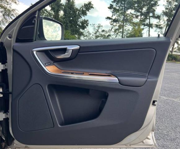 Photo of 2017 Gold Volvo XC60