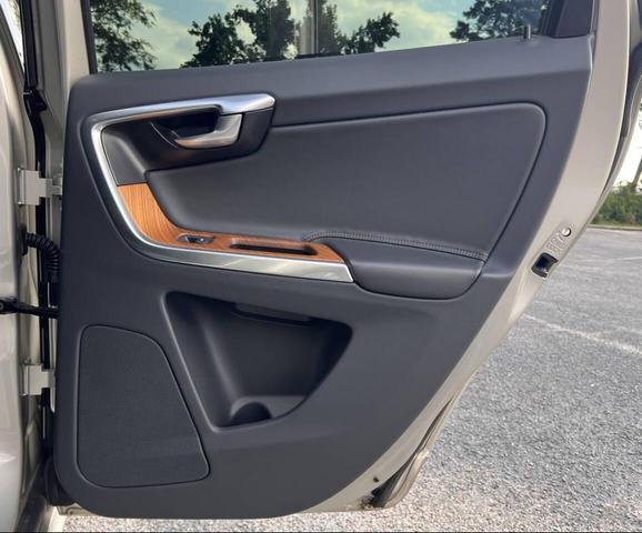 Photo of 2017 Gold Volvo XC60