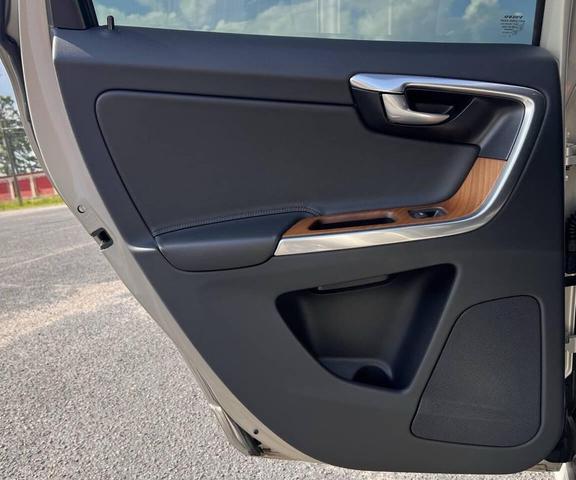 Photo of 2017 Gold Volvo XC60