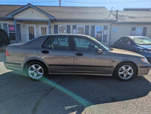 Photo of 2004 Gold Saab 9-5
