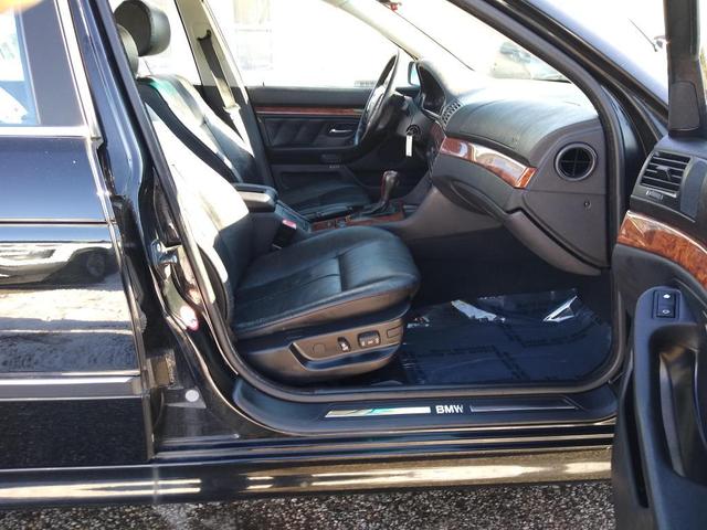 Photo of 2000 Black BMW 528