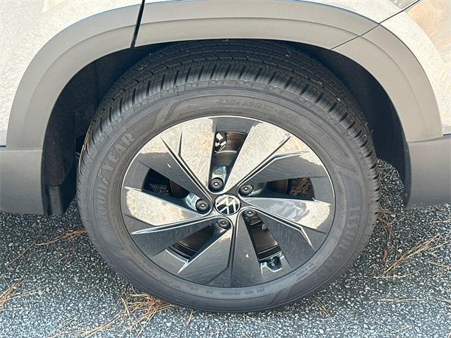 Photo of 2025 Platinum Gray Metallic Volkswagen Taos
