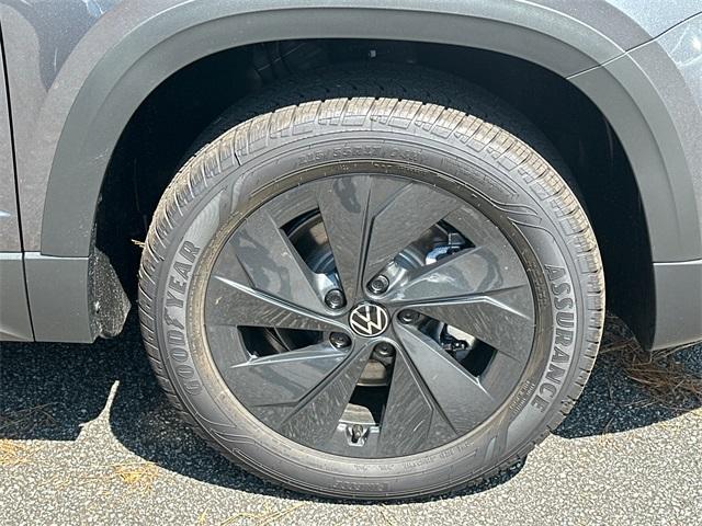 Photo of 2025 Platinum Gray Metallic Volkswagen Taos