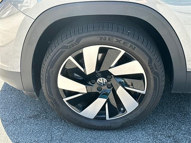 Photo of 2024 Platinum Gray Metallic Volkswagen Atlas Cross Sport