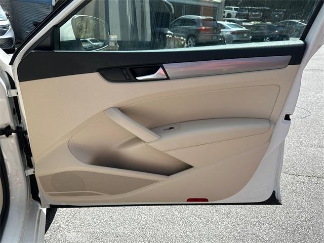 Photo of 2015 Candy White Volkswagen Passat