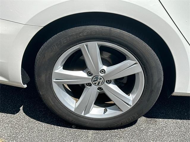 Photo of 2015 Candy White Volkswagen Passat