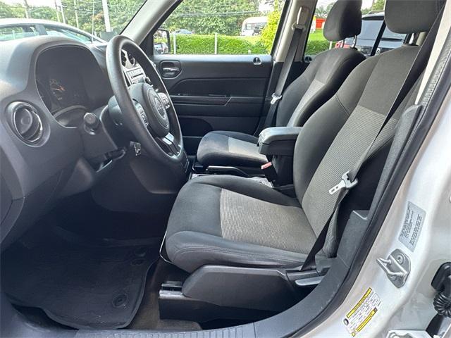 Photo of 2016 Bright White Clearcoat Jeep Patriot