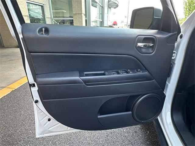 Photo of 2016 Bright White Clearcoat Jeep Patriot