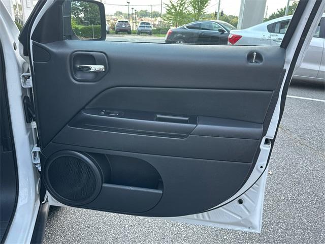 Photo of 2016 Bright White Clearcoat Jeep Patriot