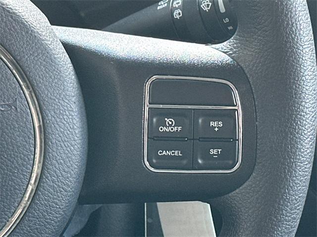 Photo of 2016 Bright White Clearcoat Jeep Patriot